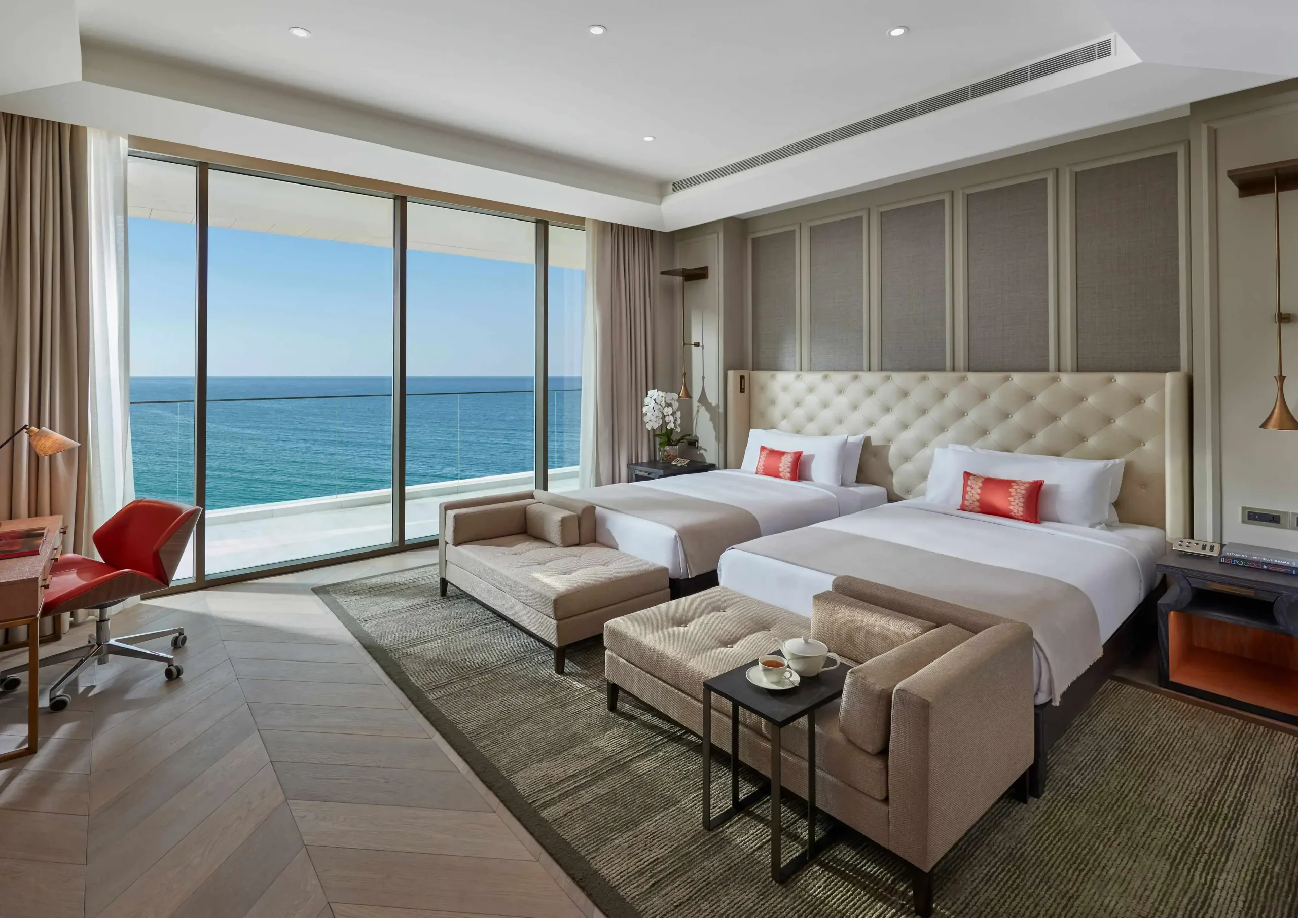 đặt 2 chiếc giường sát vào mép tường