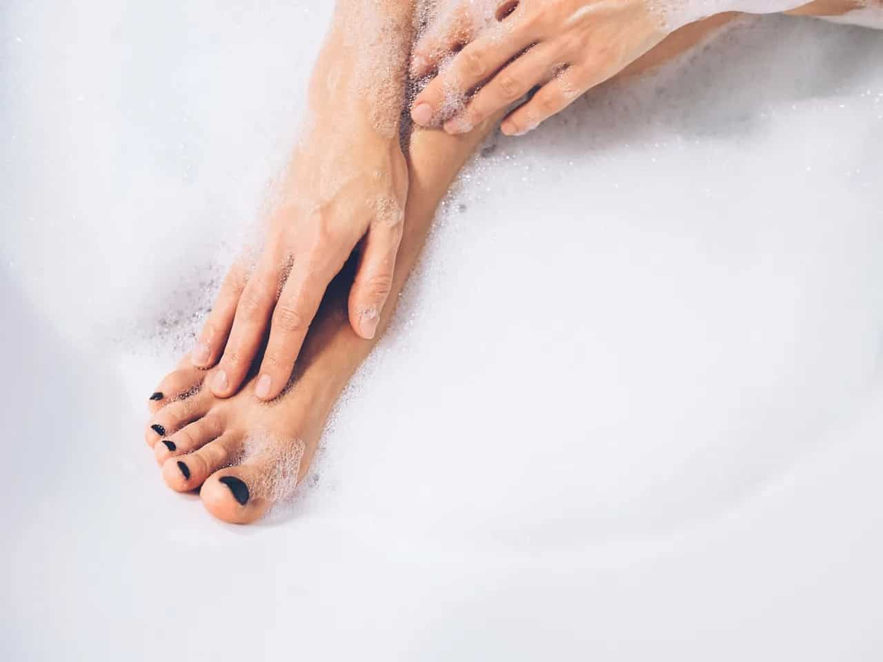 rửa chân sạch trước khi ngủ