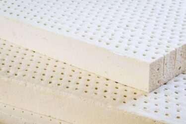Bạn nên chọn nệm cao su Hanvico hay nệm cao su Đồng Phú? 1 nệm cao su đồng phú và everon