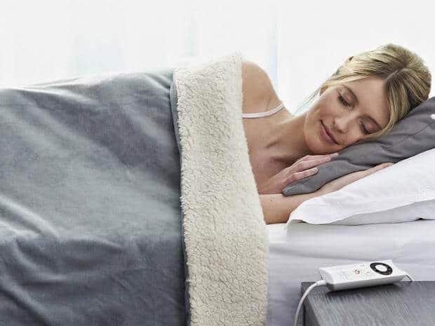 bật chăn điện với mức nhiệt độ thấp hơn nhiệt độ cơ thể