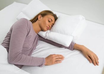 chọn gối cho người đau vai gáy