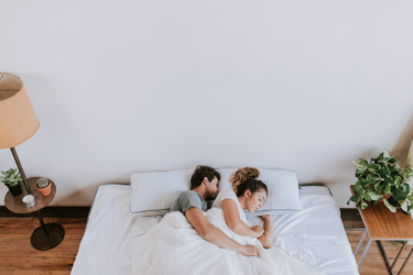 Ngủ nệm có bị đau lưng không? Nguyên nhân và cách khắc phục 1 nghi ngoi tren nem foam 2
