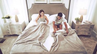 Nên chọn chăn ga cưới màu gì? Tổng hợp những mẫu chăn ga cưới được yêu thích nhất hiện nay 1 những mẫu chăn ga cưới