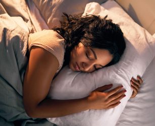 Nên nằm gối như thế nào để có một giấc ngủ ngon? 1 nen nam goi cao hay thap