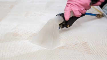 Cách xử lý vết bẩn ố dơ trên nệm bằng những nguyên liệu đơn giản, dễ tìm 1 Hút bụi trên bề mặt đệm lò xo