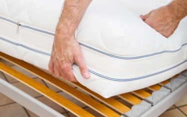 Làm thế nào để xử lý nệm bị lún xẹp trũng nhanh chóng, hiệu quả? 1 nệm bị lún xẹp trũng