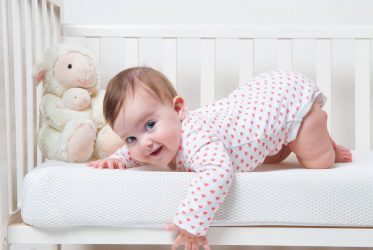 Mua nệm cho bé ngủ riêng cần lưu ý những gì? 1 nem cho be ngu rieng