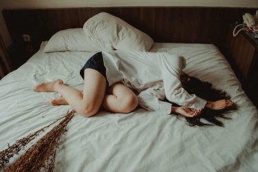 Phải làm sao để ngừng trằn trọc suốt đêm? 1 trằn trọc suốt đêm
