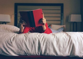 Đọc sách trên giường có tốt không? Phương pháp đọc sách tốt nhất hiện nay là gì? 1 cải thiện giấc ngủ kém chất lượng