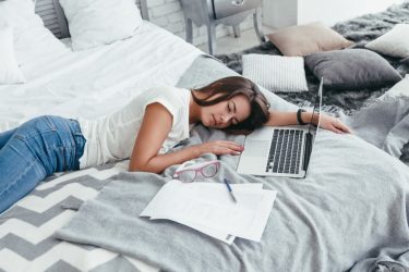 Có nên mang công việc lên giường ngủ hay không? 1 mang công việc lên giường ngủ