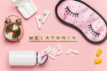 Melatonin là gì? Lợi ích và lưu ý khi dùng viên uống giúp ngủ ngon Melatonin 1 melatonin và giấc ngủ