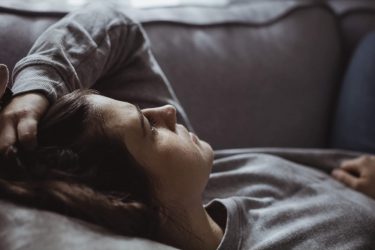 Rất mệt nhưng vẫn không ngủ được là dấu hiệu của bệnh gì? 1 mệt mỏi