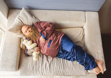 Tại sao người lớn vẫn có thói quen ngủ cùng với thú bông? 1 người lớn vẫn có thói quen ngủ cùng với thú bông