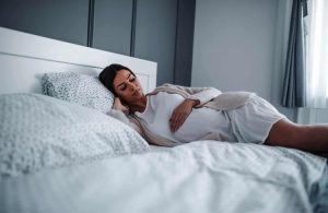 tư thế ngủ thích hợp cho mẹ bầu