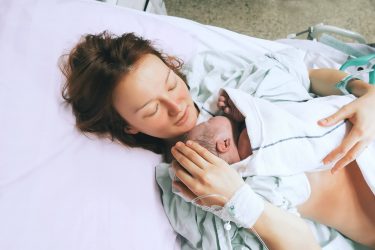 Tư thế ngủ nào sẽ tốt cho người đẻ mổ? 1 tư thế ngủ sau khi đẻ mổ
