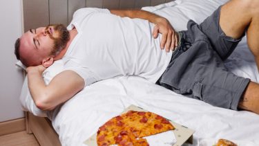 Lý giải hiện tượng ăn cơm no lại buồn ngủ và mẹo khắc phục 1 ăn cơm no lại buồn ngủ