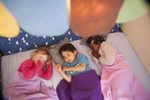 chọn chăn gối cho bé đi học