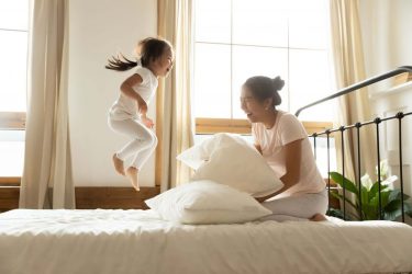 hạn chế các hoạt động chạy nhảy trên nệm