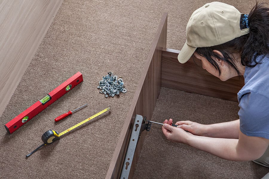 Siết chặt các khớp nối bằng cờ lê