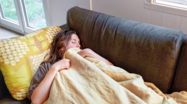 Tìm hiểu 6 lý do bạn không nên ngủ trên sofa 1 lý do bạn không nên ngủ trên sofa