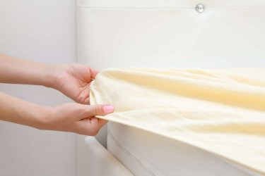 Mẹo cố định ga trải giường nhanh chóng, đẹp, gọn 1 mẹo cố định ga trải giường