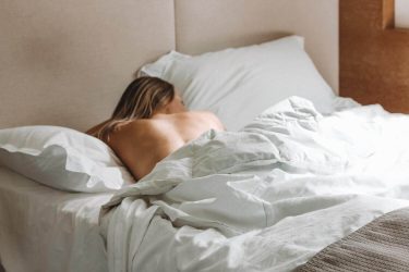mẹo đơn giản để ngủ khi trời nắng nóng