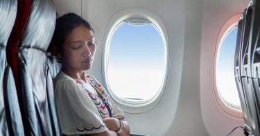 Làm thế nào để có được giấc ngủ ngon trên máy bay? 1 giấc ngủ ngon trên chuyến bay