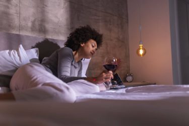 Kết hợp rượu và giấc ngủ có tốt? Cách ngủ ngon sau cơn "say mèm" 1 cách ngủ ngon sau cơn say mềm