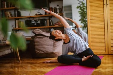 Thư giãn với thói quen tập Pilates 20 phút trước khi ngủ 1 Tập Pilates trước khi ngủ