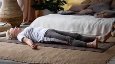 Thiền ngủ: Bài tập hỗ trợ giấc ngủ cho người bận rộn 1 Thiền ngủ