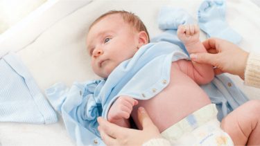 Trẻ sơ sinh mặc gì ngủ mùa hè? Kinh nghiệm chọn trang phục cho trẻ sơ sinh mùa hè 1 trẻ sơ sinh mặc gì ngủ mùa hè