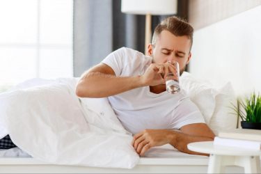 Không nên uống quá nhiều nước trước khi ngủ