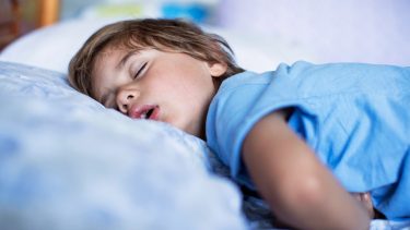 Nguyên nhân và cách điều trị chứng ngủ rũ ở trẻ em như thế nào? 1 chung ngu ru