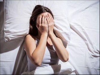 Ngủ bị giật mình: nguyên nhân và cách phòng tránh 1 ngu bi giat minh