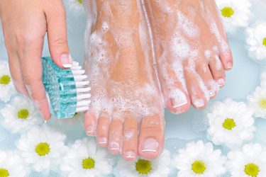 rửa chân trước khi ngủ