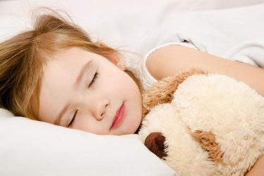 Bố mẹ nên làm gì khi trẻ không ngủ trưa? 1 tre khong ngu trua