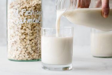 Giải đáp: Có nên uống sữa nóng trước khi đi ngủ? 1 uong sua nong3 1