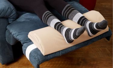 6 Lợi ích của gối kê chân đối với sức khỏe dân văn phòng gối hơi kê chân