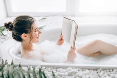 Có nên tắm nước ấm trước khi ngủ hay không? tắm nước ấm trước khi ngủ có nên