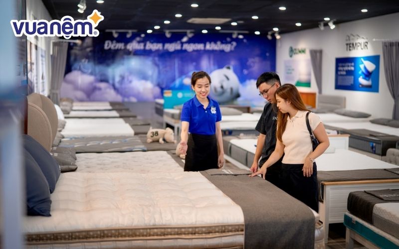 Khách hàng có thể dễ dàng trải nghiệm thử nệm trực tiếp với sự hỗ trợ tận tình từ đội ngũ tư vấn