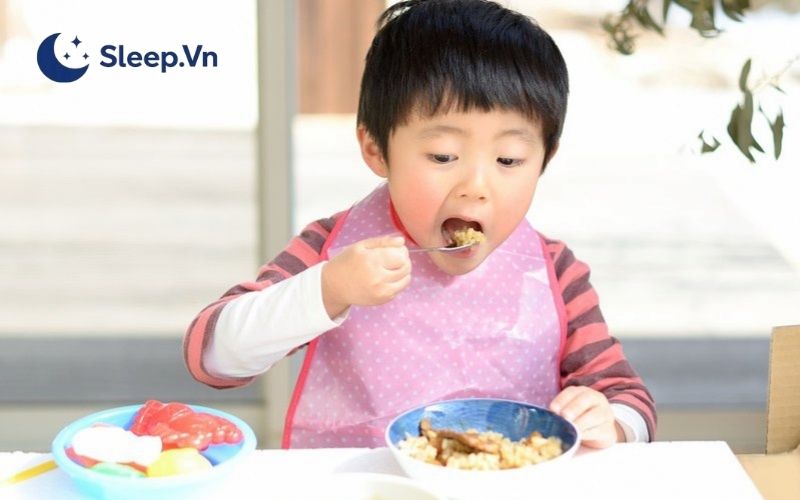 Cho trẻ ăn quá no trước khi đi ngủ