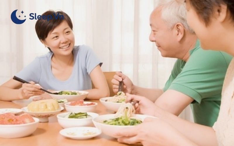 Bữa tối nên ăn nhẹ, dễ tiêu, tránh đồ cay nóng, nhiều dầu mỡ hoặc chiên rán vì dễ gây đầy bụng