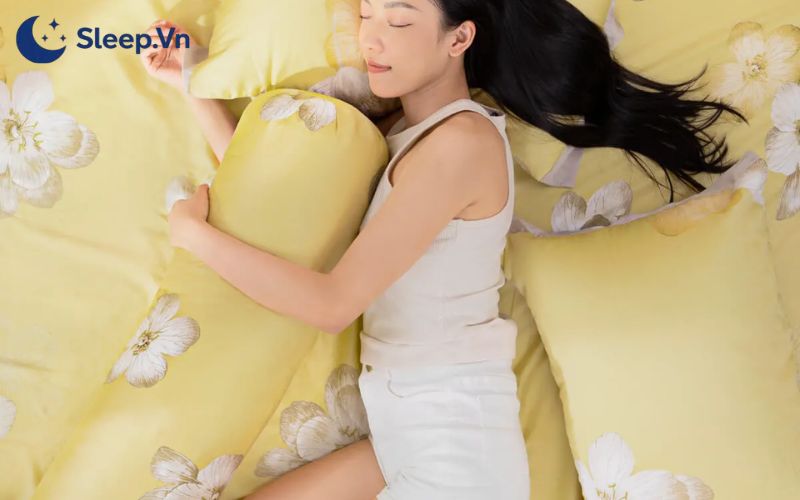 Người trưởng thành nên ngủ từ 7-9 giờ mỗi đêm để đảm bảo có đủ các chu kỳ REM