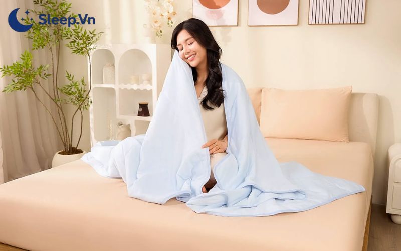 Gợi ý chọn mền mỏng mùa hè thoáng mát cho giấc ngủ dễ chịu 2 Khi chọn mền mỏng mùa hè, cần ưu tiên loại có trọng lượng nhẹ, chất liệu thoáng khí