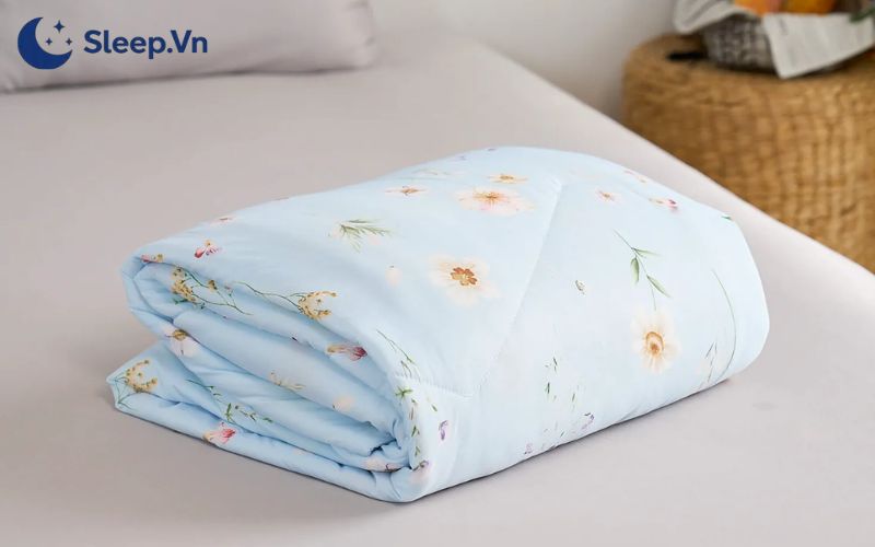 Gợi ý chọn mền mỏng mùa hè thoáng mát cho giấc ngủ dễ chịu 4 Chăn điều hòa làm mát Amando Azami Light