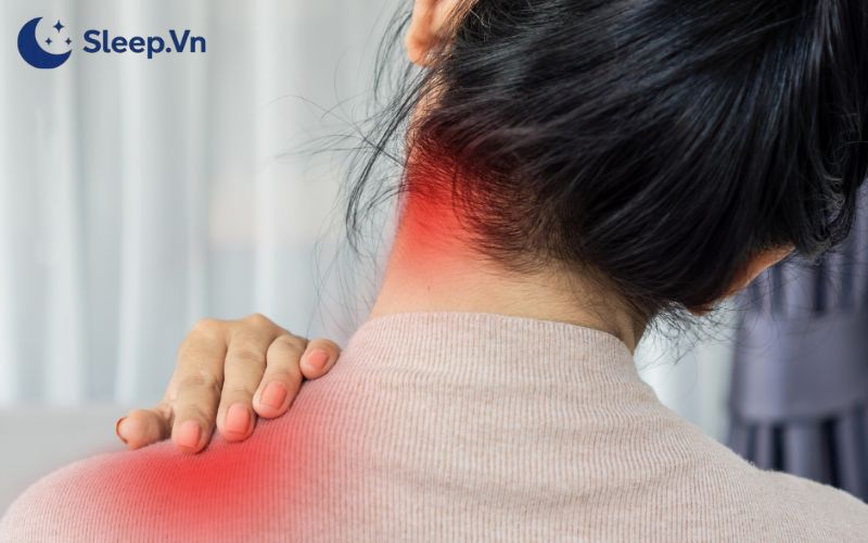 Nên nằm gối cao hay thấp? Cách chọn độ cao gối phù hợp 3 Nằm gối quá cao có thể gây đau cổ và cứng vai gáy