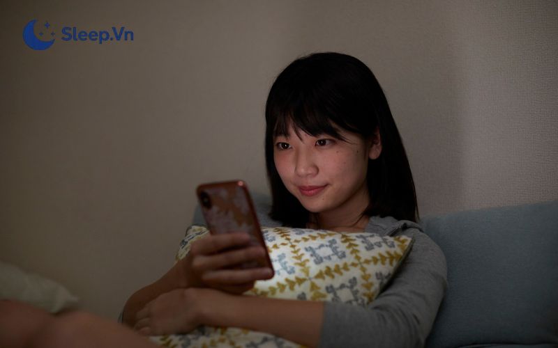 Muốn dậy lúc 8h sáng thì ngủ lúc mấy giờ? Cách tính khoa học 4 Sử dụng điện thoại và thiết bị điện tử trước khi ngủ
