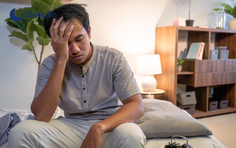 Tình trạng ngủ dưới 5 tiếng/ngày kéo dài liên tục trên 3 tuần nên đi khám