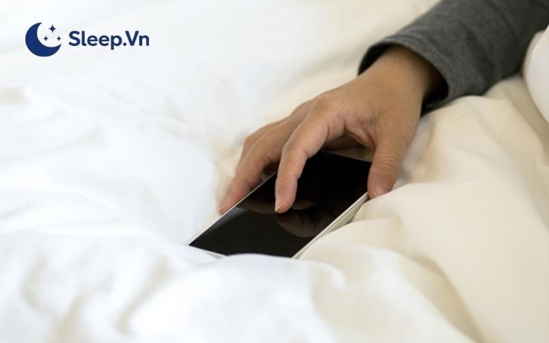 Tránh dùng điện thoại trước khi ngủ