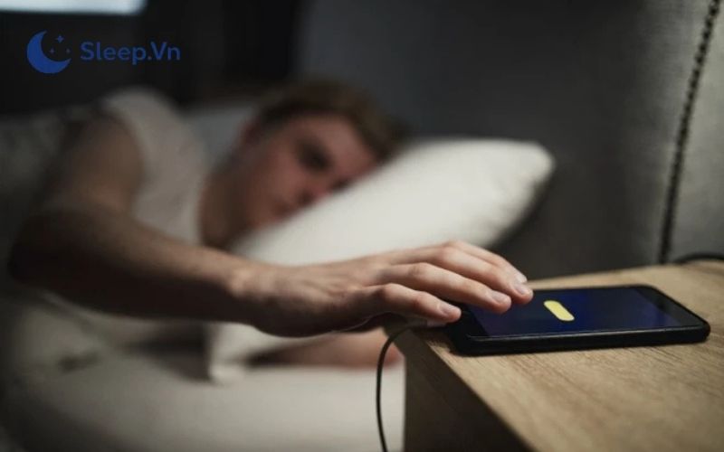 Đi ngủ lúc 12h đêm có sao không? Cách cải thiện giấc ngủ khoa học 6 Hạn chế sử dụng điện thoại trước khi ngủ